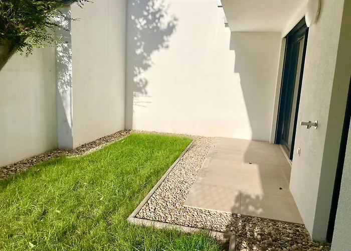Modern With Garden & Free Parking