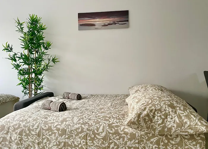 Modern With Garden & Free Parking *